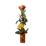 Bouquet lin�aire de fleurs de saison et de roses dans son vase (inclus) accompagn� de cube de mousse de couleur.