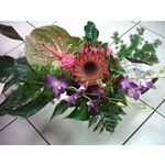 Tr�s chic et travaill�, bouquet compos� de protea nutans, roses  aqua , anthurium  verino , dendrobium reposant sur le bouquet, feuillage vari� et travaill�, tr�s beau mod�le, succ�s assur� 