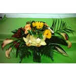 Bouquet srtuctur� compos� de  roses, Cymbidium, callas anthurium,tournesol, hypericum, travail de feuillages vari�s et fil � banzai. Bouquet tr�s styl�, gros volume, toute l ann�e. Possibilit� de d�cliner en d autre couleur.