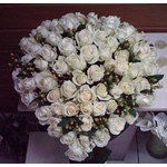 Coeur de 50 cm recouvert de roses blanche, d hypericum et de feuillage, mod�le � partir de 180 � en rose uniquement.