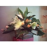 Dans un contenant en osier, arrangement de Lys oriental, anastasia, rose saumon, travail de feuillage, amaranthe retombante. Possibilit� de d�cliner dans d autre coloris. A partir de 45 �