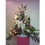 Dans un panier � anse blanc, arrangement de lys oriental, lisianthus, roses saumon�es, anastasia, feuillages. Hauteur environ 80 cm. mod�le � 120�