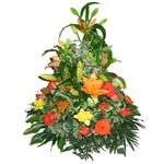 Coussin conique travaill� de toutes faces avec du lis, germini et autres fleurs de saison. Il peut �tre r�alis� avec d�autres couleurs.