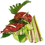 Composition avec un tapis dans un contenant assortis, compos�e d�anthurium et de fruit de saison. Elle peut �tre r�alis�e dans d�autres couleurs et fleurs.