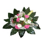 Bouquet rond romantique compos� de roses fuschia, de lisianthus blanc et d�hyp�ricum chocolat accompagn� de feuilles squelettes.