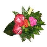 Bouquet rond exotique asym�trique travaill� avec de l�anthurium, de la rose et  accessoiris� de boules d�osier. Cette cr�ation peut-�tre r�alis�e dans des coloris diff�rents. 