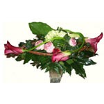 Bouquet r�alis� sur une structure en osier de forme ovale avec des roses, des callas et des fleurs de saison ainsi qu�un travail de feuillage. Ce style de bouquet peut-�tre fait avec des fleurs et des coloris diff�rents.