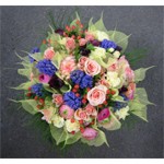 Bouquet rond de fleurs de saison et jacynthes, agr�ment� de feuilles de squelettons.