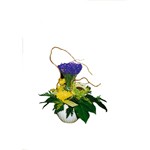 Fleurs de saison dans vannerie ou poterie.