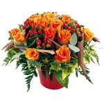 Offrir des fleurs > Composition pr�cieuse    Voici une composition qui r�chauffera votre int�rieur. Roses oranges  et hypericums apportent ces teintes rassurantes qui vous raviront. D�couvrez sans h�siter cette valeur s�re de notre collection Florajet.com  Le conseil du Fleuriste  A r�ception de votre composition, humidifiez la mousse tous les 2 jours en prenant soin d�en �carter les fleurs.