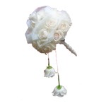 De ce bouquet mont� de rose se d�gage la force profonde de l �v�nement unique de votre vie, scell� par les deux roses en cascade qui repr�sente le couple.