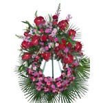 Couronne sur pied de cama�eu de rose, compos� d anthuriums, de lys, de germinis, de muflier, d astrantia, enroul�e de chamaerops, garni de lierre et viburnum