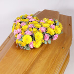 Offrir des fleurs > Coeur compos� de oeillets jaunes, roses jaunes (ton jaune/mauve)
