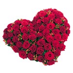 Offrir des fleurs > Coeur compos� de roses rouges, hypericum, sallal (ton rouge)