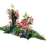 Offrir des fleurs > Devant de tombe moderne compos� de lys stargazer, lysianthus, aspidistra, germinis, lianes de lierre, sallal, eucalyptus cin�rea.