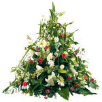 Offrir des fleurs > Coussin conique compos� de germinis, lys casa, alstromeria, formium, lysianthus, roses rouges, aspidistra, aster (tons rouges mais dominance de blanc)