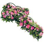 Offrir des fleurs > Croix compos�e de roses, oeillets, lys, bonis, beergrass, sallal, bonis (tons rouge/parme)