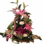 Corbeille de fleurs de saison � effet.