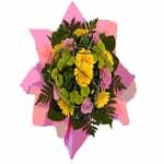Bouquet rond de fleurs de saison en r�serve d eau aux couleurs chatoyantes avec travail de feuillage. (diam 30 cm).