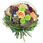 Offrir des fleurs > Petite couronne de fil de laiton travaill�e pour enlacer et mettre en valeur ce charmant petit bouquet aux fleurs d�licates et douces. Une f�te � souhaiter ? il en sera le messager id�al.  Le conseil du Fleuriste  Coupez les tiges en biseaux et changez l�eau du bouquet tous les 2 ou 3 jours.
