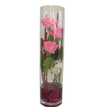 Composition de roses dans un vase avec branchage. D�clinaison en rose, orange ou blanc.
