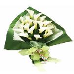 Voici un �l�gant bouquet compos� de callas blancs d�licatement assembl�s. Soyez s�rs de ravir vos proches avec cette jolie cr�ation venue d�ailleurs�