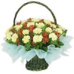 Pour faire plaisir en toute simplicit�, voici un adorable panier en osier compos� de tendres oeillets jaunes. Un cadeau comme une douce pens�e qui traverse les continents...