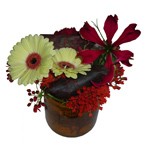 Petite verrerie transparente ou teint�e travaill�e de fa�on champ�tre mais tr�s �l�gante. Convient pour toute occasion . A partir de 24 �