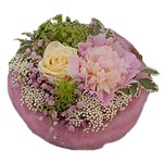 La douceur des tons, les formes rondes ou l�g�res des fleurs, le moelleux de la laine d'agneau font  de cette composition un cadeau tendre et d�licat (d�lai 24 heures)