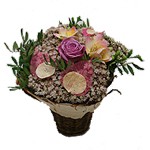 Charmante attentin, ce panier trouvera sa place partout. Les fleurs sont accessoiris�es de feuilles d�coratives entour�es d'�corce
