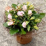 Charmantes tulipes et renoncules du printemps, pivoines et roses �panouies de l'�t�, somptueuses couleurs d'automne, les fleurs de votre bouquet seront les plus avantageuses et repr�sentatives de la saison. Il �voquera les jardins anglais et la douceur de vivre � la campagne (d�lai 24 heures)