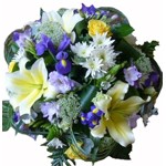 Panier de fleurs coup�es de forme ronde