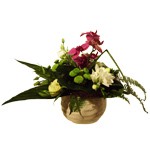 Assempblage de fleurs fines aux teintes d�licates dans sa parure de feuillages. Peut �tre r�alis� avec d autres fleurs et de coloris diff�rents