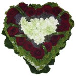 Joli travail de coeur.
Il peut �tre r�alis� avec d autres fleurs et de coloris diff�rents.