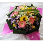 Ce bouquet en r�serve d'eau peut se d�cliner dans diff�rents coloris pour le plaisir d'offrir.