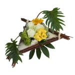 Bouquet avec structure triangulaire en osier, travail de feuillages.
Pr�sent� dans une r�serve d�eau.

