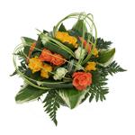 Bouquet rond, travail de feuillages avec rotin de couleur.
Pr�sent� dans une r�serve d�eau.

