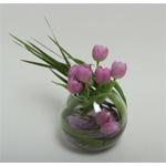 Composition dans un vase boule en verre avec eau teint�e et billes de verre.