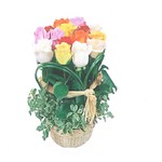 Emotion et originalit� pour ce piqu� de roses multicolores agr�ment�es de feuillage de saison et pr�sent�e dans une pani�re d osier ou un contenant en zinc. De cette pr�sentation �nane passion, �l�gance et originalit�.