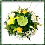 Bouquet rond � r�serve d eau compos� d un anthurium, de lys, de roses, d arums et de camomille