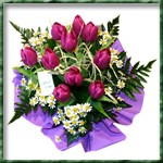 Bouquet rond � r�serve d eau compos� de tulipes et de camomille