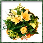 Bouuquet rond � r�serve d eau compos� d un lys, des roses, d arums, d alstrom�ria et de solidago