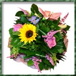 Bouquet rond � r�serve d eau compos� d un tournesol, de lys, de roses, d astilbes et de solidago