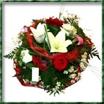 Bouquet rond � r�serve d eau compos� de lys, de roses, d arums, de c�losies et de camomille