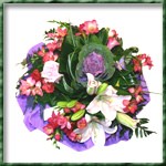 Bouquet rond � r�serve d eau compos� d un choux, de lys, de roses et de fressia