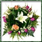 Bouquet rond � r�serve d eau compos� d un lys, d arums, de roses, de tulipes, de camomille et de solidago