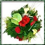 Bouquet rond � r�serve d eau compos� d un anthurium, d un amaryllis, de roses, d arums et de solidago
