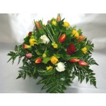 Ce bouquet printanier �tonnera par ses couleurs vives et gaies. Un effet de fra�cheur garantie gr�ce aux Tulipes, Renoncules et Freesias o� d �clatantes Roses se m�leront.