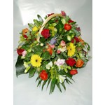 Sympathique panier champ�tre accompagn� de ravissantes petites fleurs de saison qui feront revivre le printemps.
Composition color�e dite Mille Fleurs