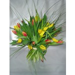 Ce bouquet de tulipes donnera une touche de fra�cheur � vos int�rieurs. Accompagn� de feuillage de saison, il �blouiera par sa simplicit�.